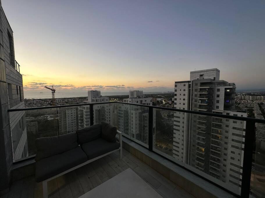Elegant 3 Bedroom Ocean View Condo In Kiryat Yam Qiryat Yam Exterior photo